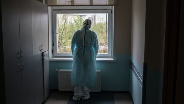 Врач стоит у окна больницы. Архивное фото - Sputnik Кыргызстан