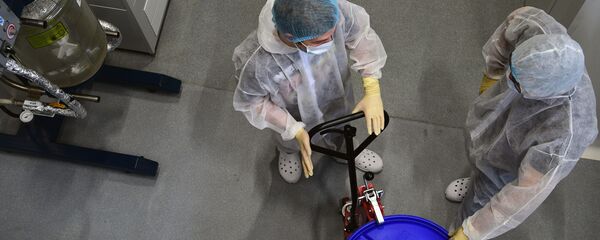 Мужчины в защитных костюмах - Sputnik Кыргызстан