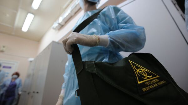 Медик в защитном костюме с сумкой. Архивное фото - Sputnik Кыргызстан