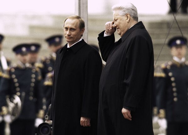 Первый Президент РФ Борис Ельцин и президент РФ Владимир Путин в день инаугурации Владимира Путина в 2000 году - Sputnik Кыргызстан