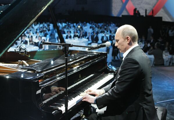 Премьер-министр РФ Владимир Путин играет на рояле на благотворительном концерте в Ледовом дворце Санкт-Петербурга - Sputnik Кыргызстан