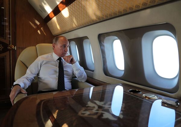 Президент РФ Владимир Путин на борту президентского самолета - Sputnik Кыргызстан