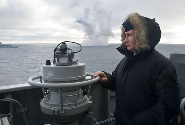 Владимир Путин наблюдает за ходом совместных учений Северного и Черноморского флотов в Черном море с борта ракетного крейсера Маршал Устинов - Sputnik Кыргызстан