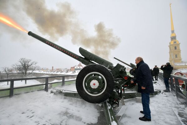 Владимир Путин производит выстрел из пушки во время прогулки по Петропавловской крепости - Sputnik Кыргызстан