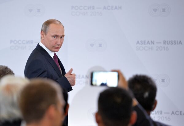  Владимир Путин на встрече глав делегаций-участников саммита Россия — АСЕАН в Сочи, 2016 год - Sputnik Кыргызстан