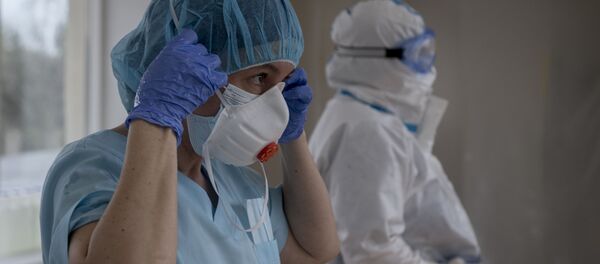 Врачи в костюме индивидуальной защиты - Sputnik Кыргызстан