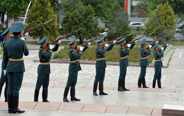 Митинг-реквием в честь 75-летия Победы в ВОВ на площади Победы в Бишкеке - Sputnik Кыргызстан