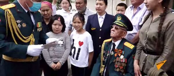 Как проходит акция  Бессмертный полк в Бишкеке — прямой эфир с улиц - Sputnik Кыргызстан