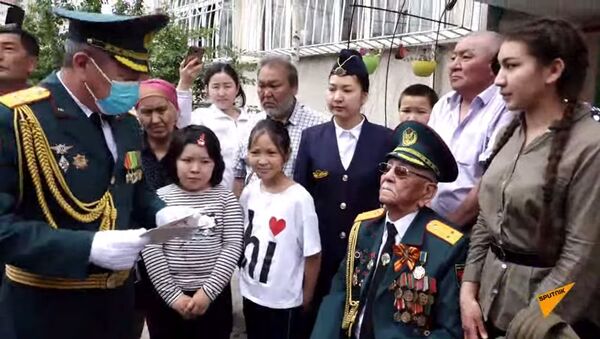 Как проходит акция  Бессмертный полк в Бишкеке — прямой эфир с улиц - Sputnik Кыргызстан