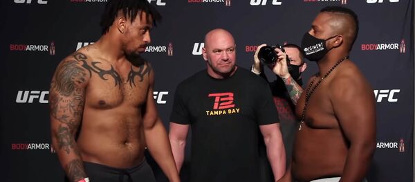 Дуэль взглядов в защитной маске — долгожданный UFC 249 с Фергюсоном. Видео - Sputnik Кыргызстан