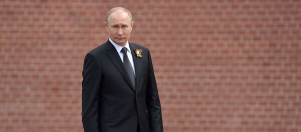 Президент РФ В. Путин и премьер-министр РФ Д. Медведев на церемонии возложения цветов к Могиле Неизвестного солдата Президент РФ В. Путин и премьер-министр РФ Д. Медведев на церемонии возложения цветов к Могиле Неизвестного солдата - Sputnik Кыргызстан