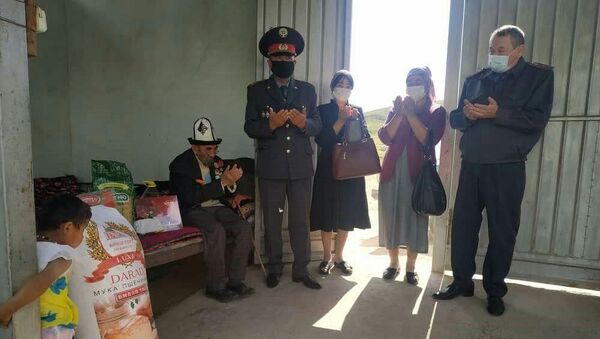 Поздравление ветеранов ВОВ сотрудниками милиции в Джалал-Абаде - Sputnik Кыргызстан