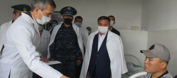 Рабочая поездка вице-премьера Акрама Мадумарова в рамках в Баткенскую область - Sputnik Кыргызстан