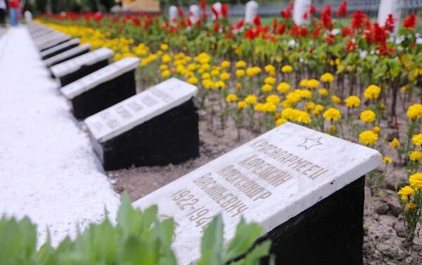В Бишкеке в честь 75-летия Победы отремонтировали госпитальное воинское кладбище Кызыл-Аскер - Sputnik Кыргызстан