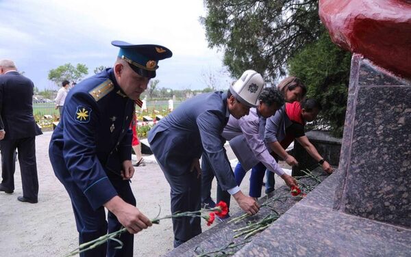 На кладбище Кызыл-Аскер захоронены 260 военнослужащих, умерших в семи эвакуационных госпиталях Фрунзе с 1942-го по 1944 год.  - Sputnik Кыргызстан