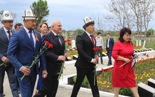 На Братском кладбище в Бишкеке прошел митинг-реквием, посвященный 75-й годовщине Победы в Великой Отечественной войне. - Sputnik Кыргызстан