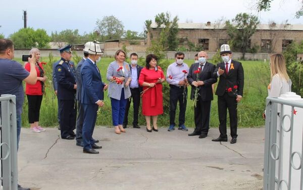 Была объявлена минута молчания и возложены цветы к мемориалу павшим воинам. - Sputnik Кыргызстан