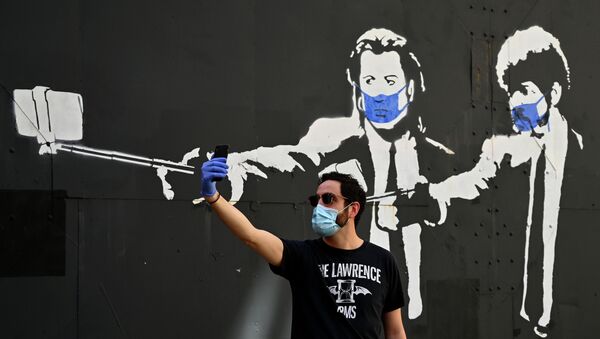 Мадриддин жашоочусу граффити менен чогуу селфи тартууда. Архив - Sputnik Кыргызстан