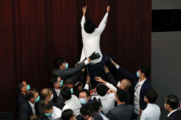Потасовка между депутатами в законодательном совете Гонконга - Sputnik Кыргызстан