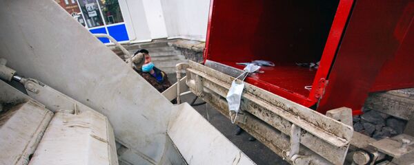 Контейнеры для использованных одноразовых масок установили в Иркутске - Sputnik Кыргызстан