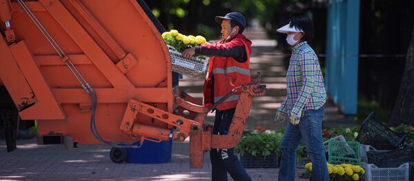 Сотрудники коммунальных служб во время работы, после завершения режима чрезвычайного положения в Бишкеке Сотрудники коммунальных служб во время работы, после завершения режима чрезвычайного положения в Бишкеке - Sputnik Кыргызстан