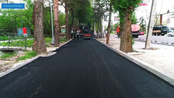 Как в Бишкеке строят велодорожки и тротуары — видео - Sputnik Кыргызстан