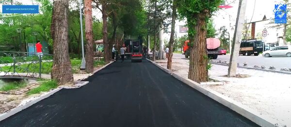 Как в Бишкеке строят велодорожки и тротуары — видео Как в Бишкеке строят велодорожки и тротуары — видео - Sputnik Кыргызстан