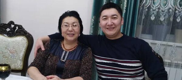 Умершая от коронавируса руководитель группы семейных врачей № 3 Жузумкан Кокумбаева с сыном Максат Султакеевым. Архивное фото - Sputnik Кыргызстан