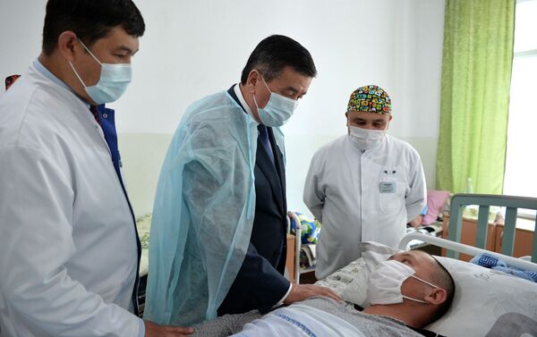 Президент Сооронбай Жээнбеков навестил военнослужащих, получивших ранения в недавнем инциденте с применением оружия на кыргызско-таджикском участке государственной границы в Баткенской области - Sputnik Кыргызстан