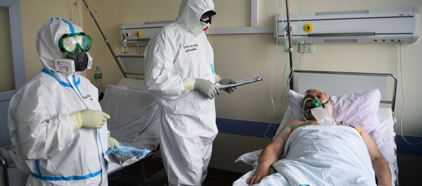 Медицинские работники и пациент в красной зоне госпиталя. Архивное фото - Sputnik Кыргызстан