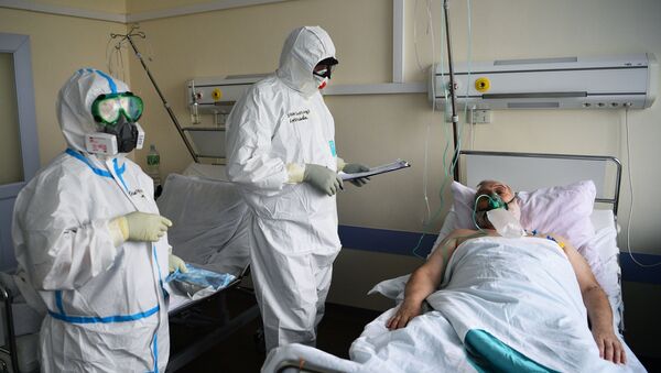 Медицинские работники и пациент в красной зоне госпиталя. Архивное фото - Sputnik Кыргызстан
