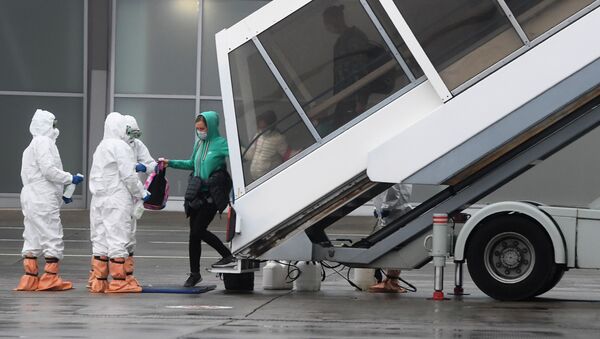 Медики встречают пассажиров в аэропорту. Архивное фото - Sputnik Кыргызстан