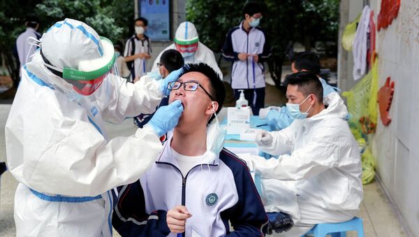 Медики в защитных костюмах забирают мазки у старшеклассников для тестирования на коронавирус. - Sputnik Кыргызстан