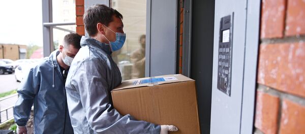 Участники акции #МыВместе доставили продуктовые наборы ветеранам ВОВ Участники акции #МыВместе доставили продуктовые наборы ветеранам ВОВ - Sputnik Кыргызстан