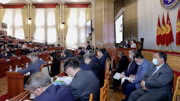 Жогорку Кеңештин жолугушунда өкмөт мүчөлөрү жана депутаттар өкмөтүнүн отчету каралып жатат. Архив - Sputnik Кыргызстан