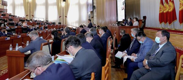 Члены правительства и депутаты на заседании ЖК. Архивное фото - Sputnik Кыргызстан