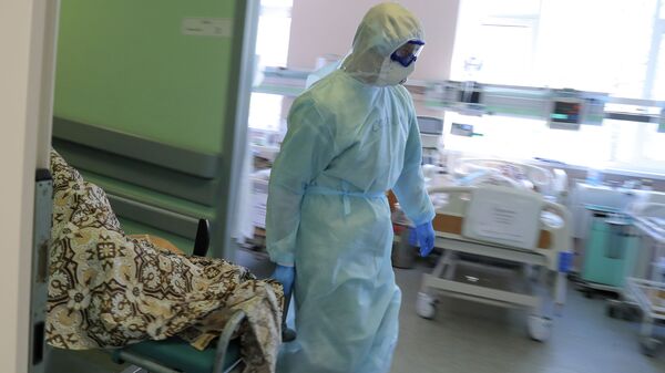 Медицинский работник в больничной палате. Архивное фото - Sputnik Кыргызстан
