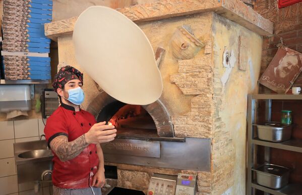 Приготовление пиццы в ресторане после облегчения карантинных мер в Германии - Sputnik Кыргызстан