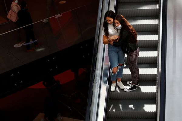 Девушки в торговом центре после облегчения карантинных мер в Бельгии  - Sputnik Кыргызстан