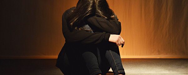 Девушка сидит закрыв лицо. Иллюстративное фото - Sputnik Кыргызстан