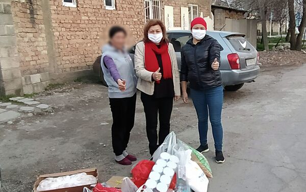 Команда ассоциации кризисных центров развозит гуманитарную помощь женщинам - Sputnik Кыргызстан