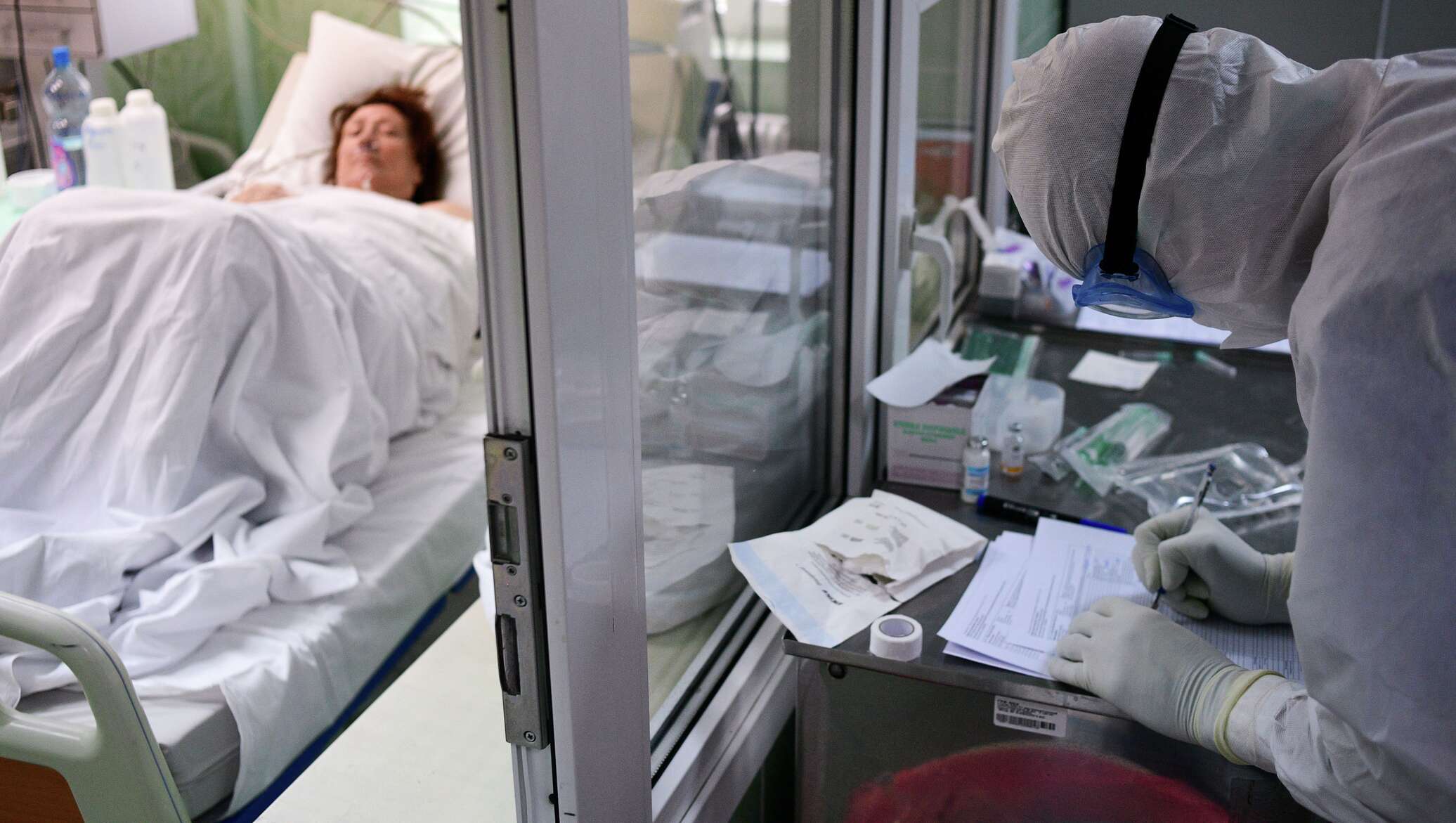 Изоляция заболевших. Врач в больнице фото РИА. Строгая изоляция в больнице.