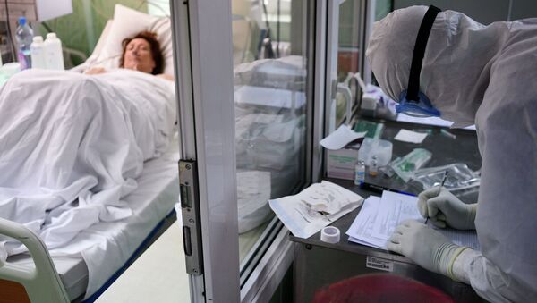 Врач и пациентка в отделении реанимации и интенсивной терапии городской клинической больницы. Архивное фото - Sputnik Кыргызстан