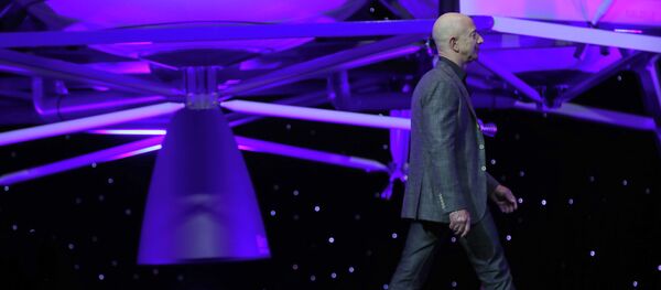 Джефф Безос сахнадан кетип жатат Blue Moon айга конуу жаңы модулун сунуш кылгандан кийин. Архив - Sputnik Кыргызстан