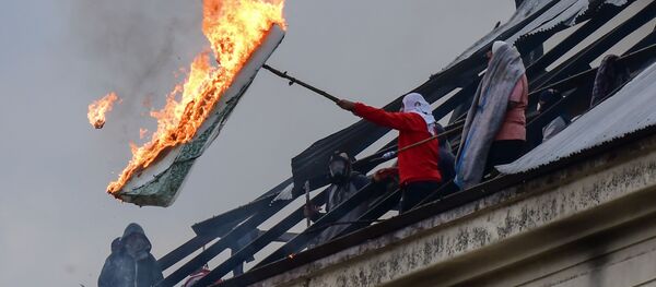 Заключенные в тюрьме Вилья-Девото в Буэнос Айресе бунтуют, требуя принять меры по предотвращению распространения коронавируса Заключенные в тюрьме Вилья-Девото в Буэнос Айресе бунтуют, требуя принять меры по предотвращению распространения коронавируса - Sputnik Кыргызстан