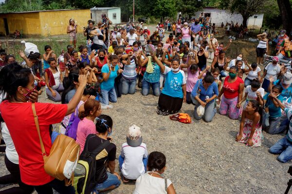 Родственники заключенных молятся за пределами тюрьмы Лос-Льянос после того, как в там вспыхнул бунт на фоне коронавируса, Венесуэла - Sputnik Кыргызстан