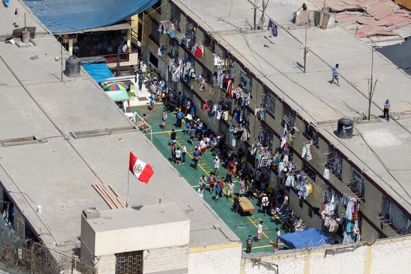Тестирование заключенных на коронавирус в тюрьме в Лиме, Перу - Sputnik Кыргызстан