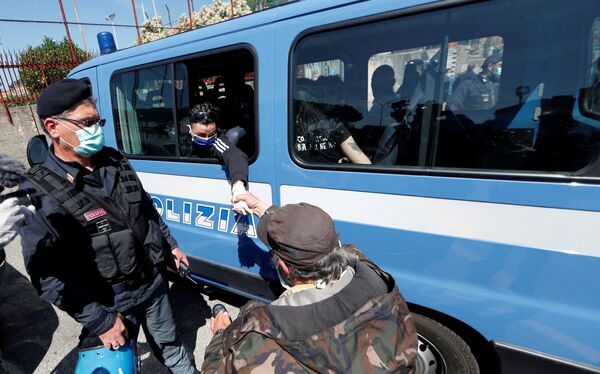 Протестующий в инвалидной коляске у автобуса с задержанной женщиной, Рим - Sputnik Кыргызстан