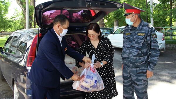 Помощь семьям погибших милиционеров на службе в Оше - Sputnik Кыргызстан