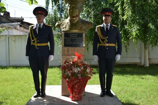 Ош менен Баткенде кызмат учурунда ажал тапкан 53 милиция кызматкери эскерилди Ош менен Баткенде кызмат учурунда ажал тапкан 53 милиция кызматкери эскерилди - Sputnik Кыргызстан